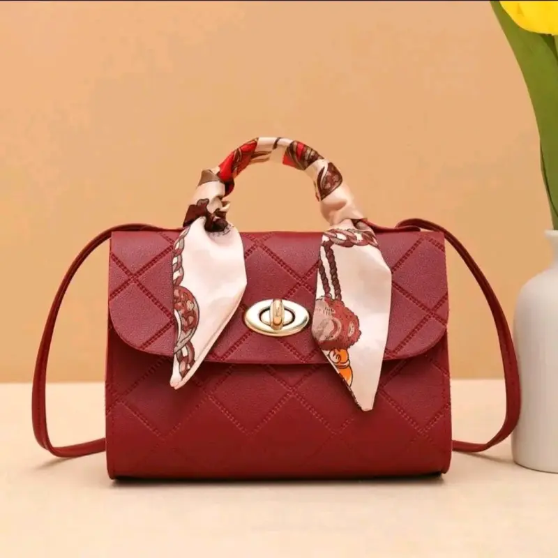 Cartera roja con pañuelo decorativo