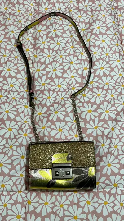 Cartera dorada con brillo - miniatura 1