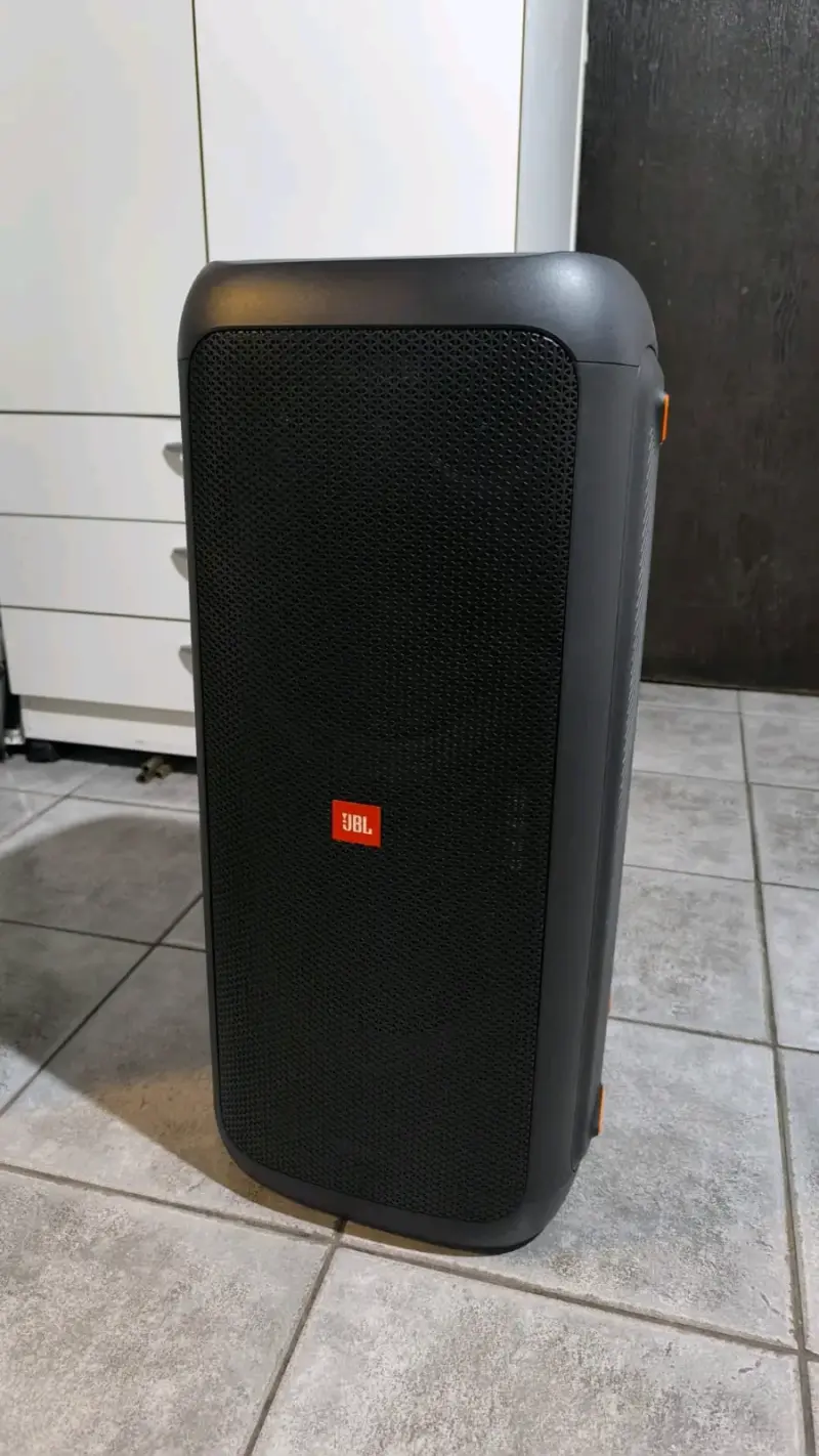 Parlante JBL grande - 1