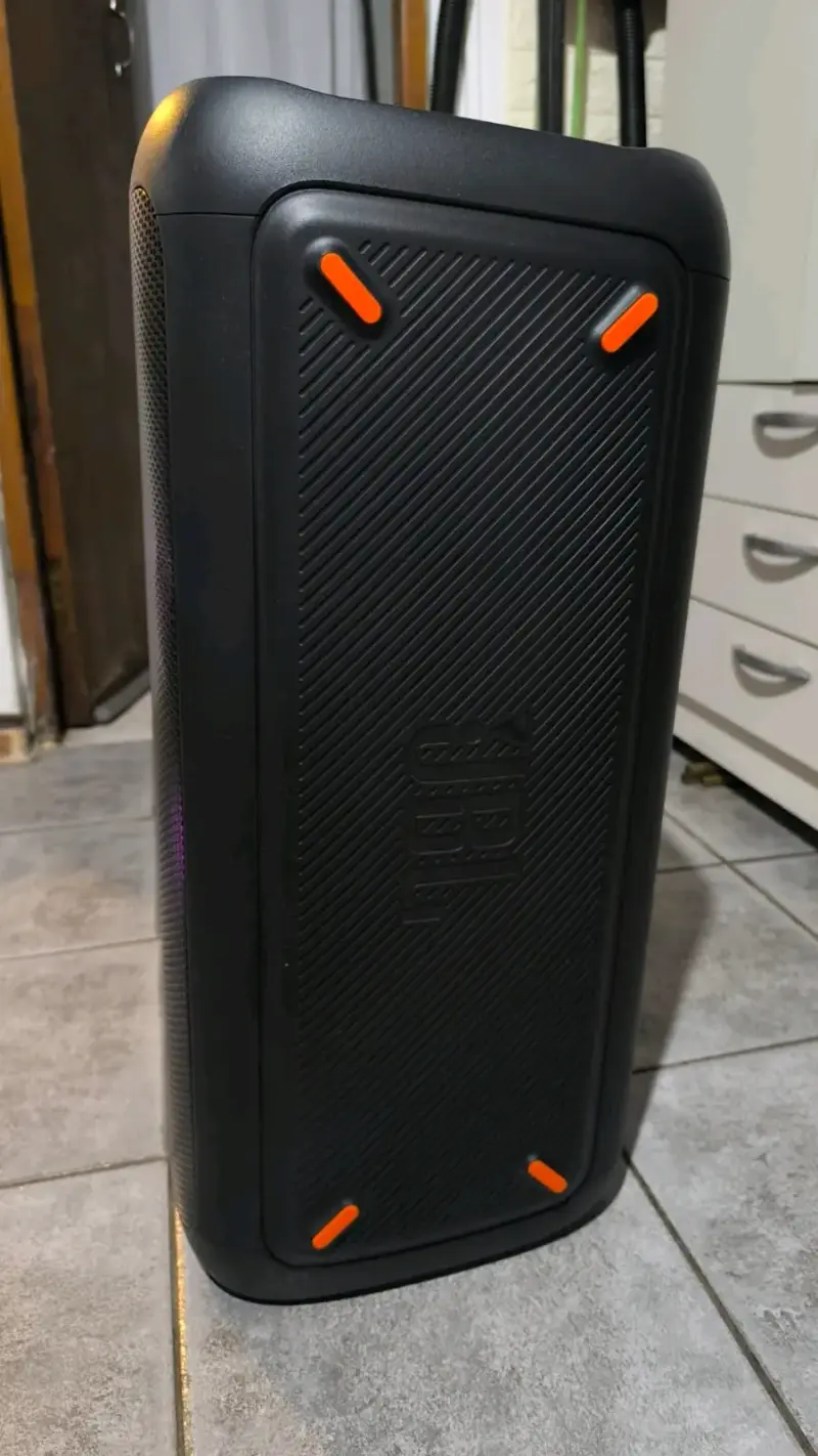 Parlante JBL grande - 2