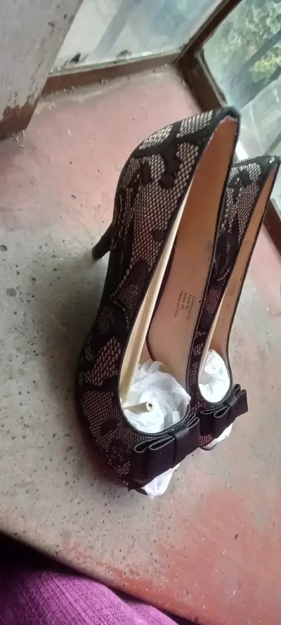 Zapatos de tacón encaje negro - miniatura 2