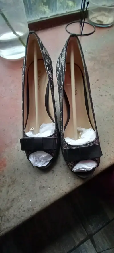 Zapatos de tacón encaje negro - miniatura 3