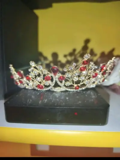 Tiaras doradas con gemas rojas - miniatura 1
