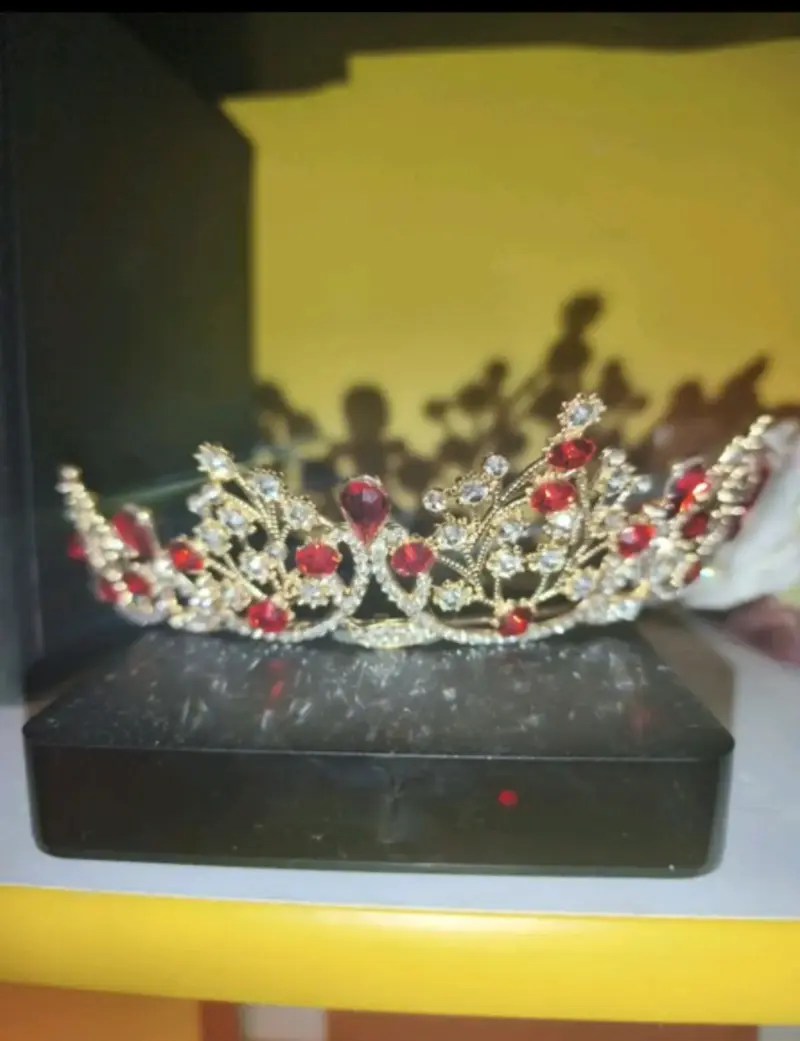 Tiaras doradas con gemas rojas - 2