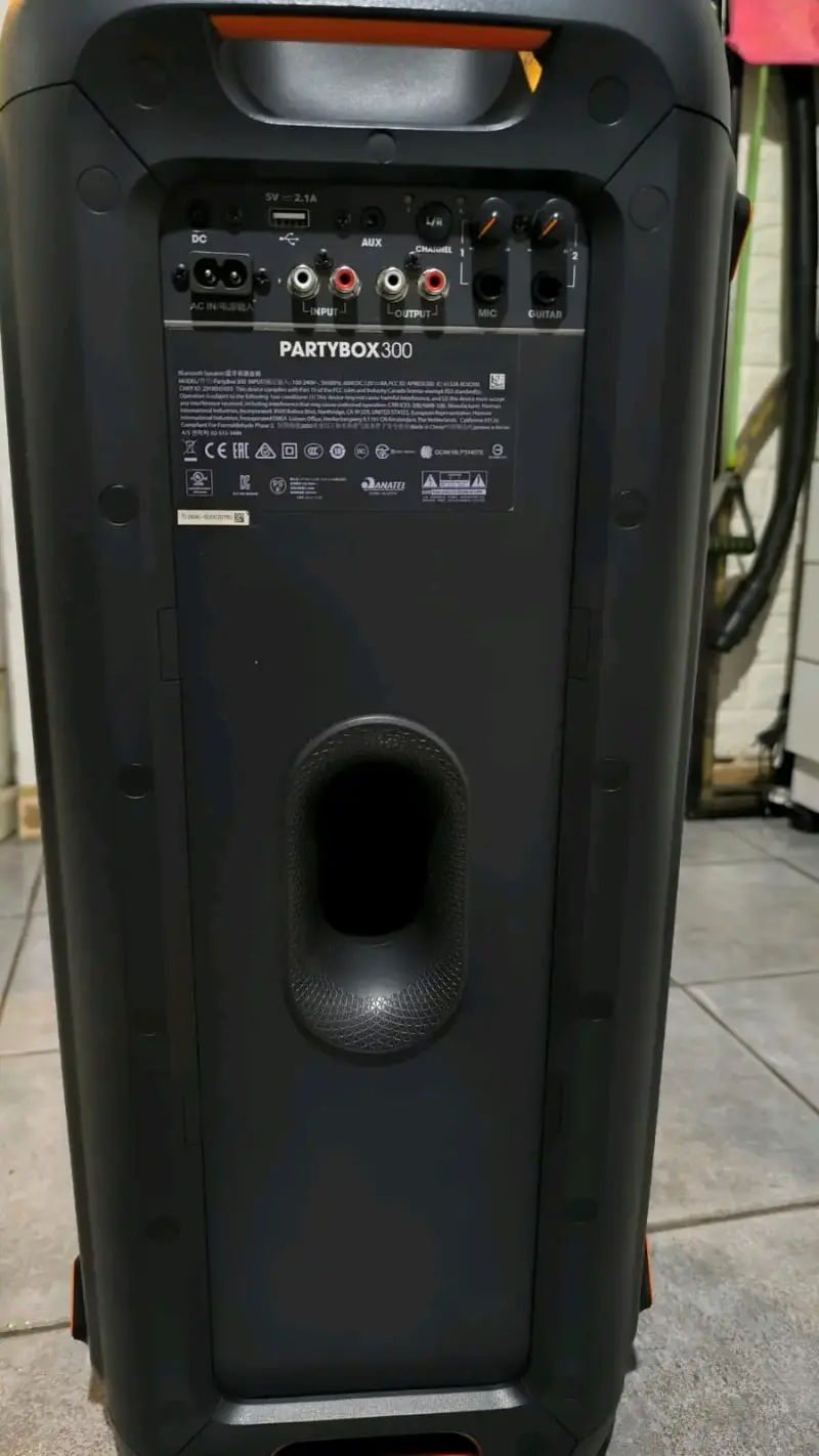 Parlante JBL grande - 4