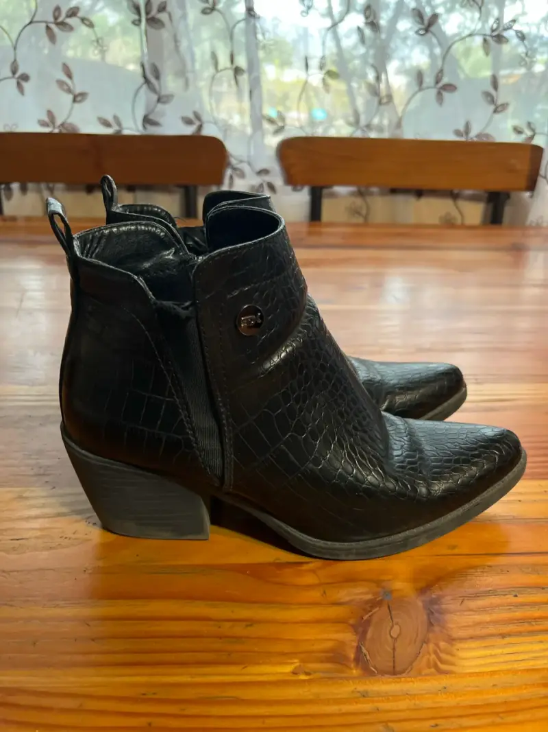 Botines negros de cuero sintético - 1