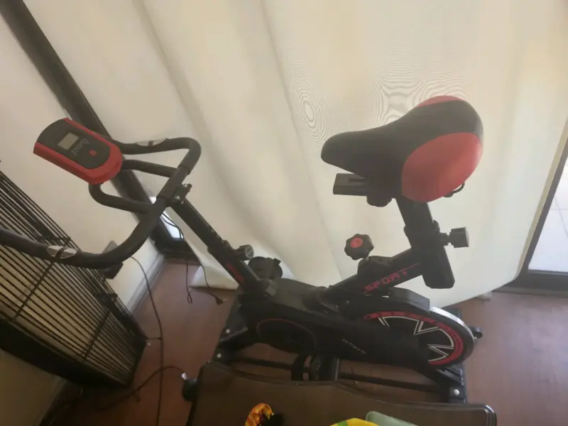 Bicicleta estática negra y roja - 1