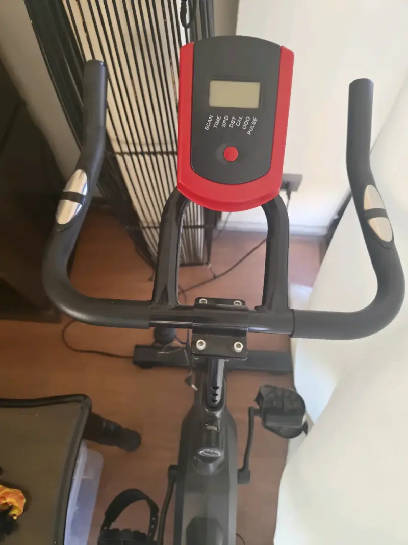 Bicicleta estática negra y roja - 2