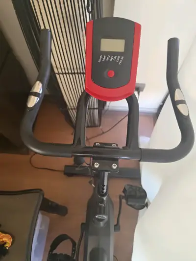 Bicicleta estática negra y roja - miniatura 2