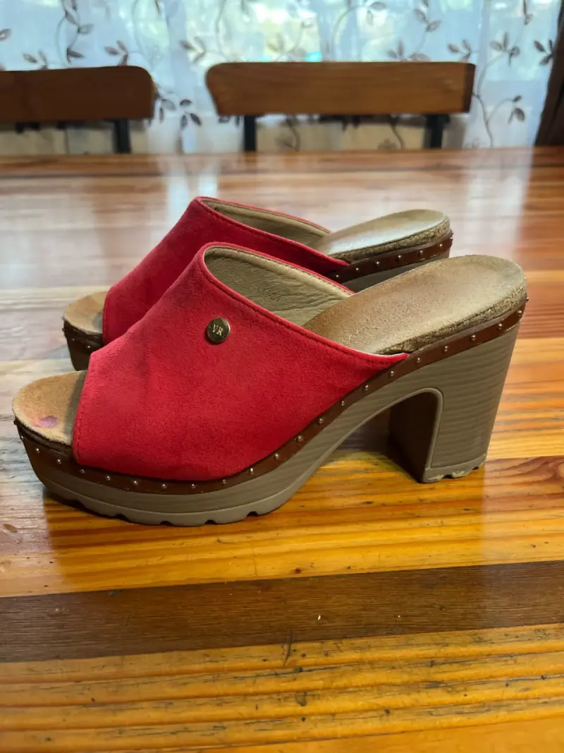 Sandalias rojas de tacón alto - 3