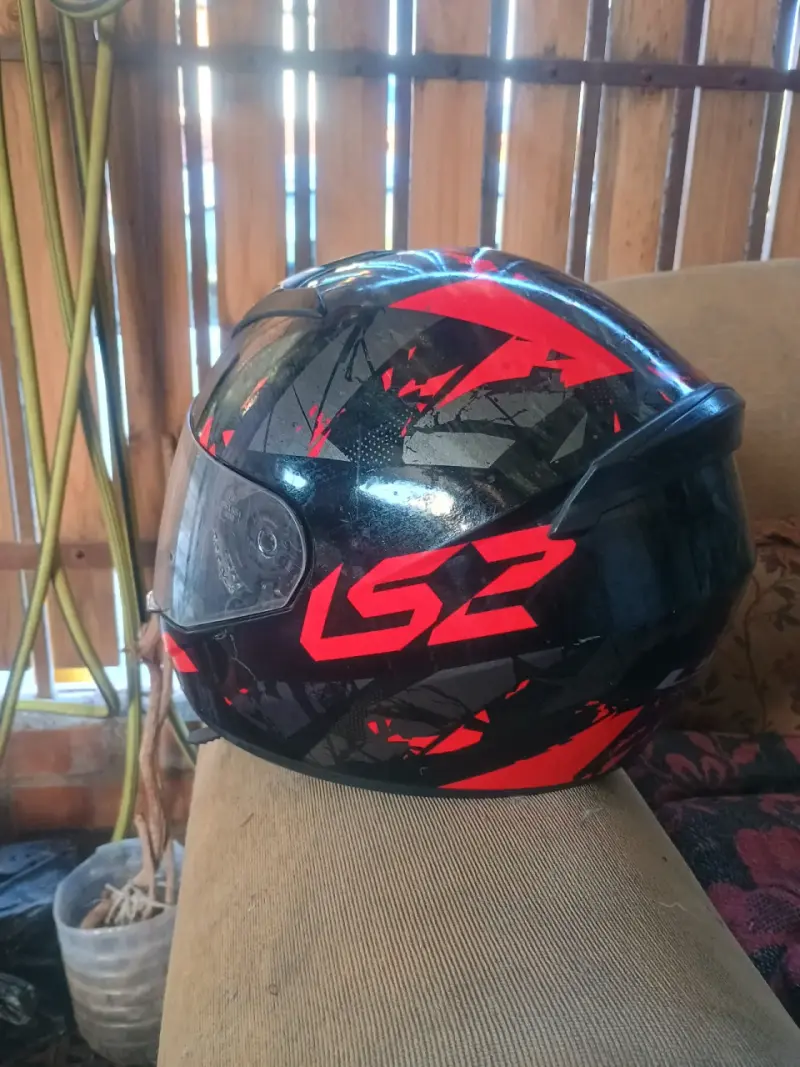 Casco moto LS2 negro y rojo