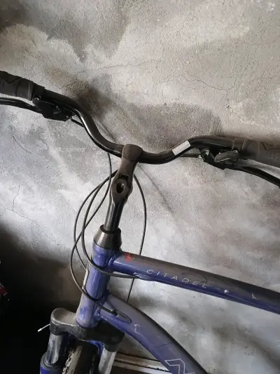 Bicicleta montaña azul usada - miniatura 4