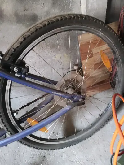 Bicicleta montaña azul usada - miniatura 6