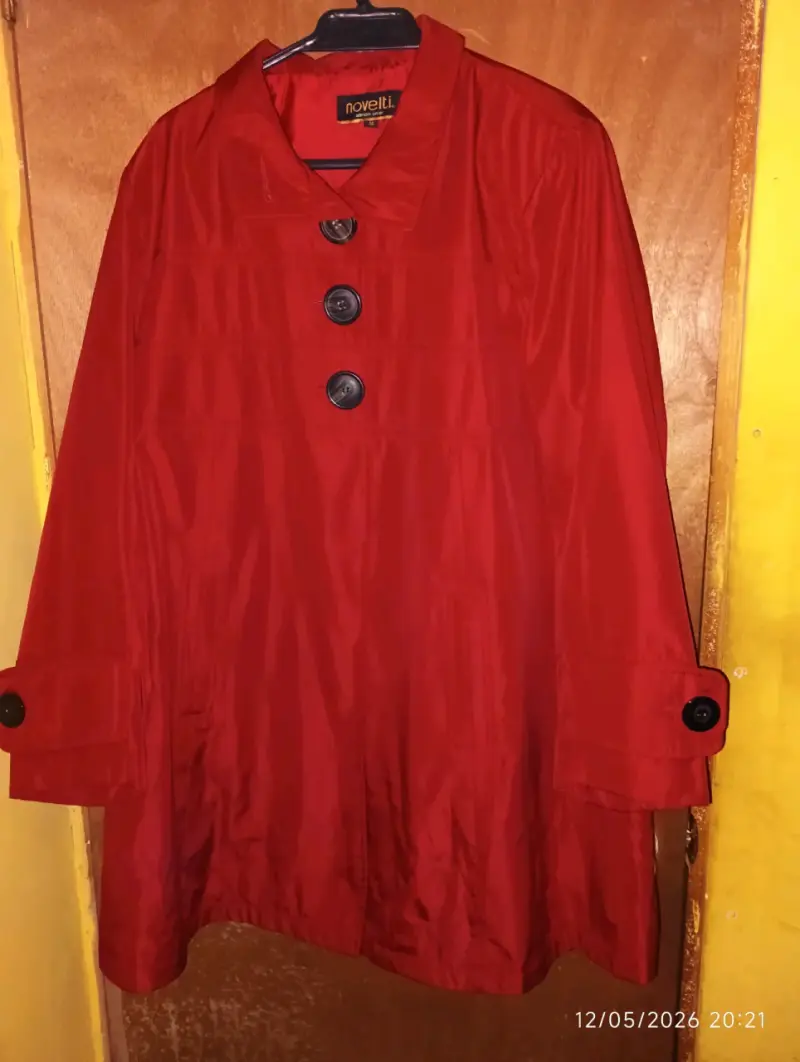 Abrigo rojo con botones grandes