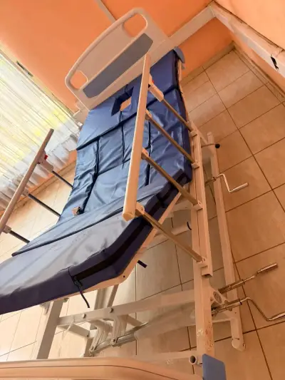Cama hospitalaria ajustable - miniatura 1