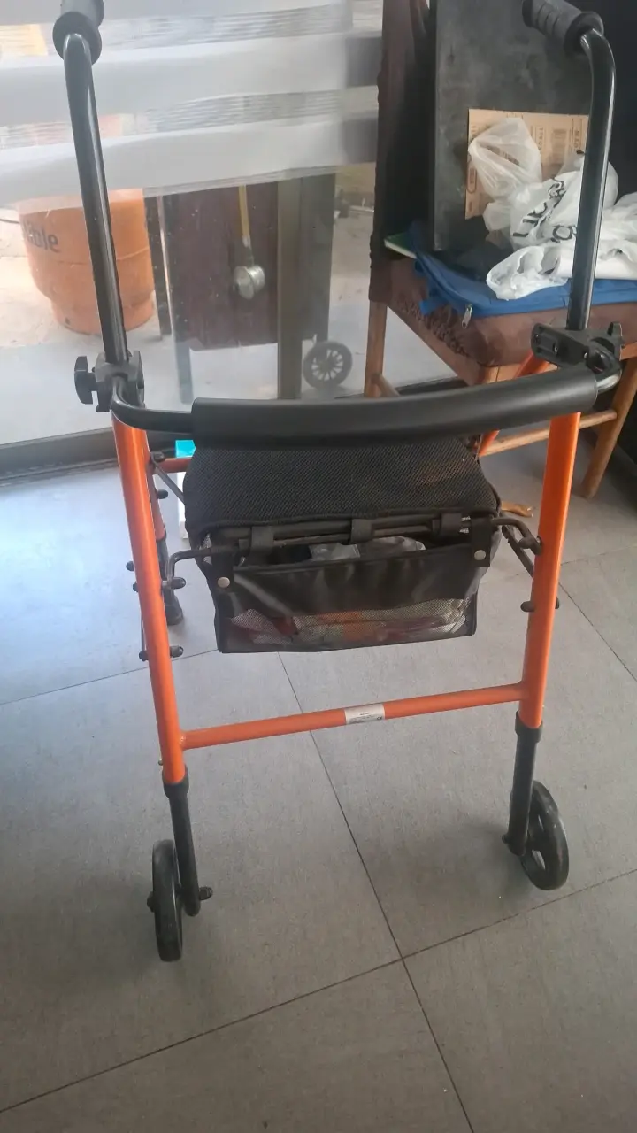 Andador plegable con ruedas
