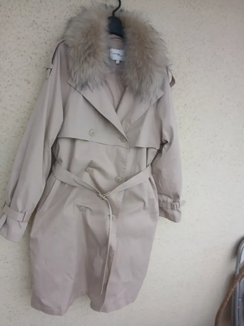 Abrigo beige con cuello de piel - 1