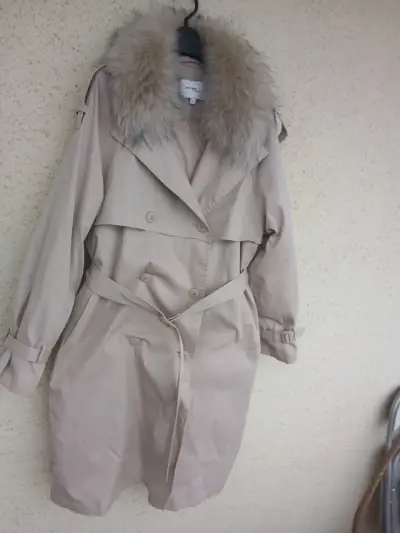 Abrigo beige con cuello de piel - miniatura 1