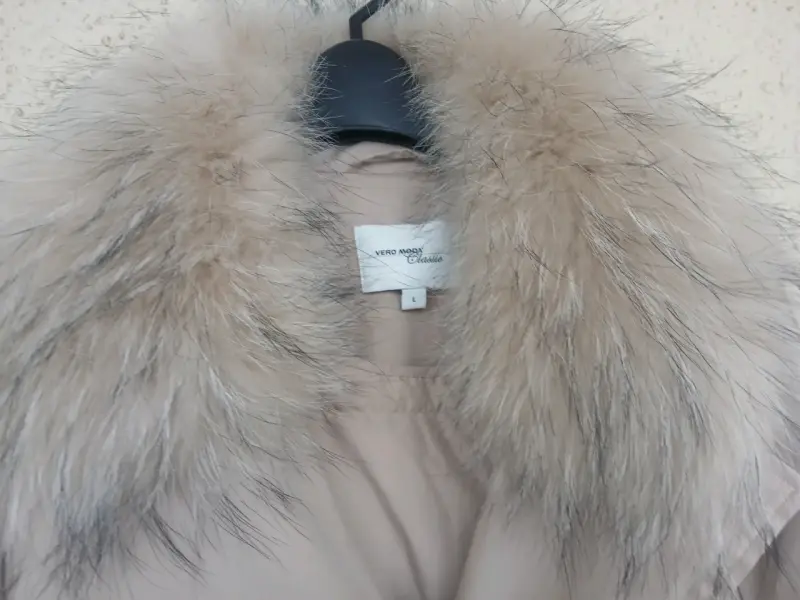 Abrigo beige con cuello de piel - 3