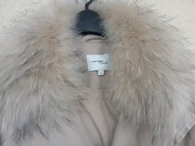 Abrigo beige con cuello de piel - miniatura 3