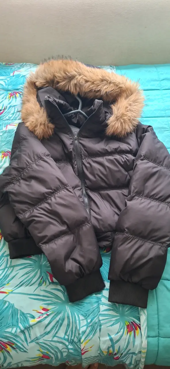 Parka negra con capucha de pelo