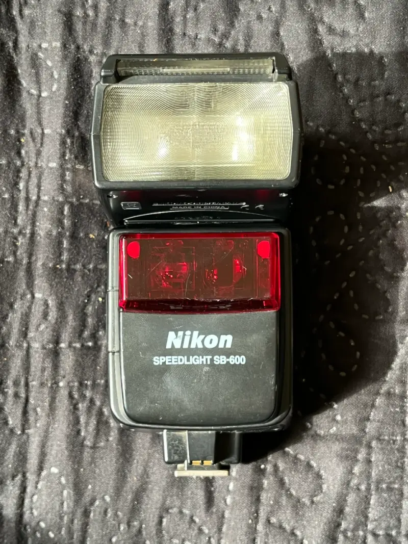 Flash Nikon SB-600 Speedlight solo detalle esteti - 1