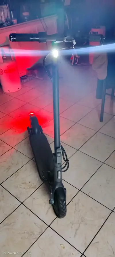 Scooter eléctrico en buen estado - miniatura 4
