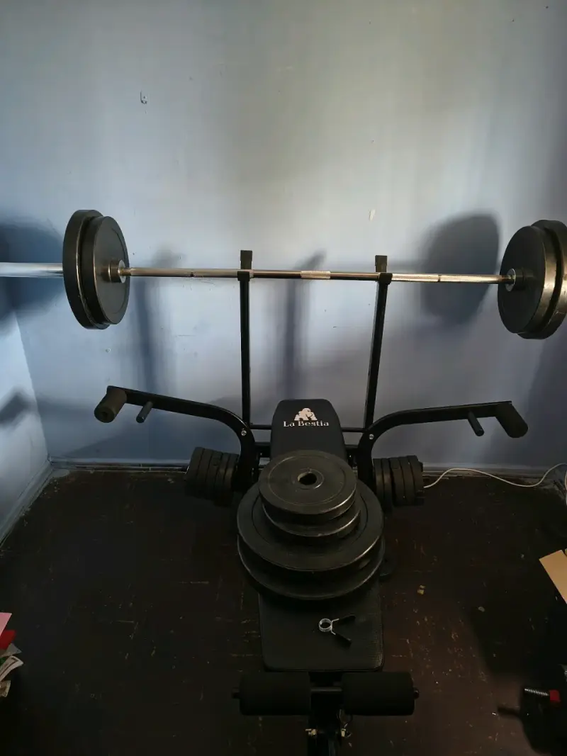 Banco de pesas con barra y discos - 1