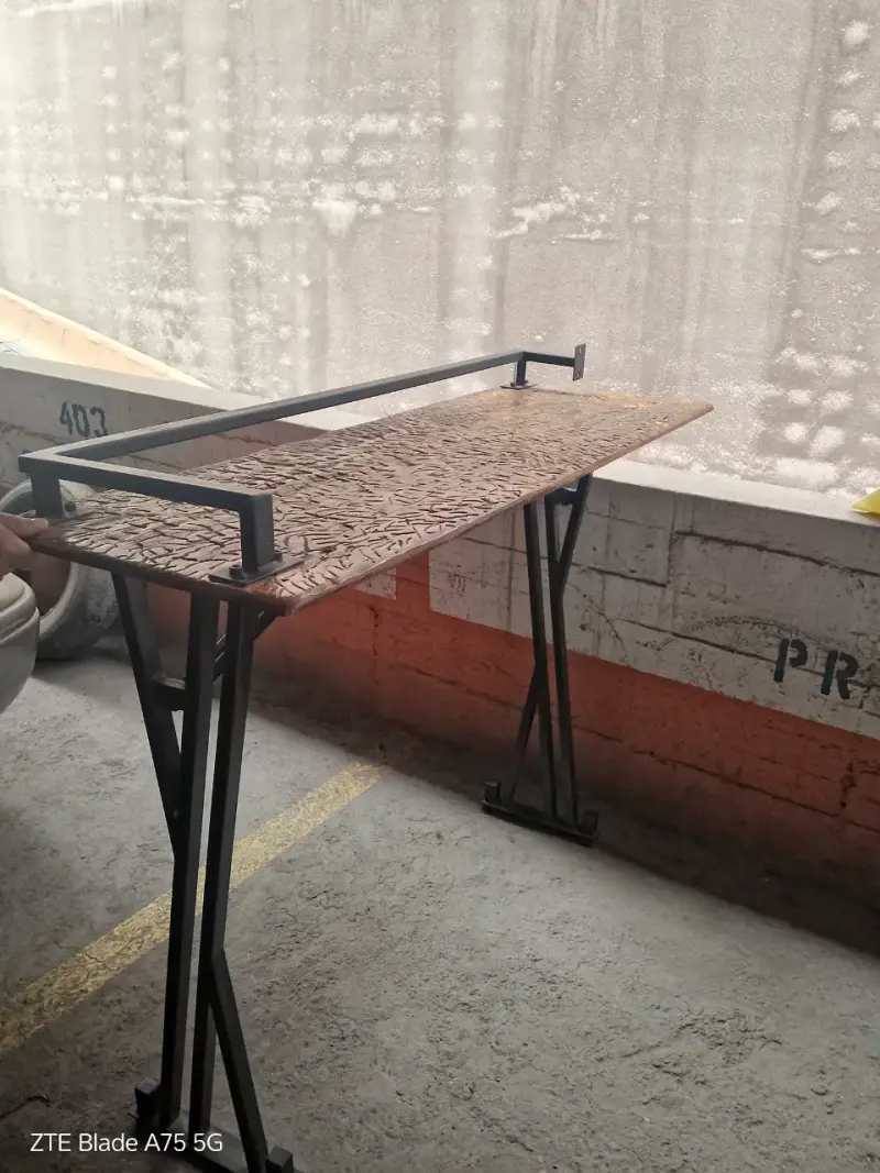 Mesa de metal y madera rústica