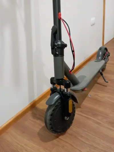 Scooter eléctrico plegable gris - miniatura 2