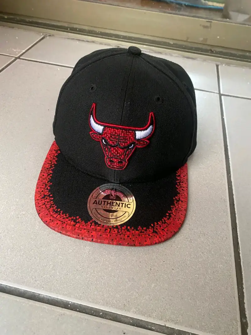 Gorra negra con logo bordado - 1
