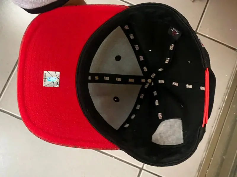 Gorra negra con logo bordado - 2