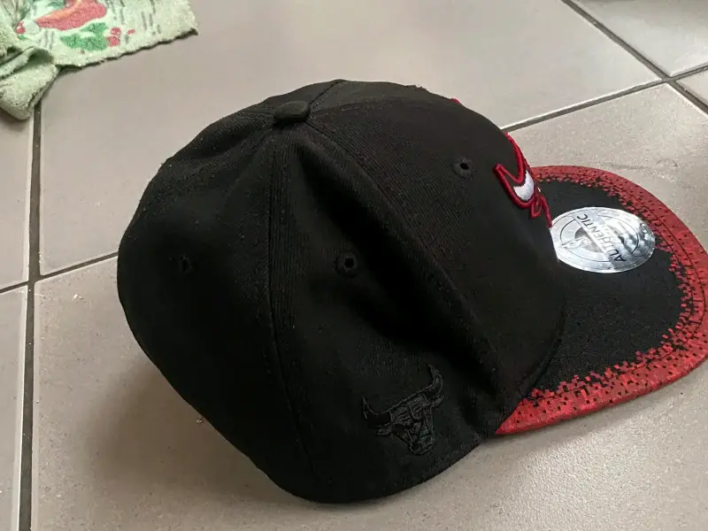 Gorra negra con logo bordado - 3