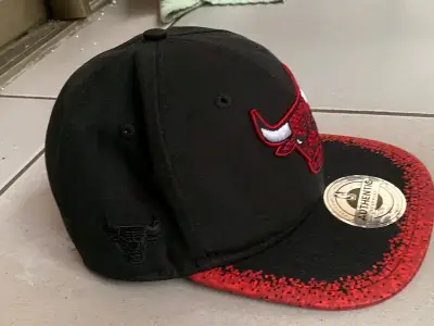 Gorra negra con logo bordado - miniatura 4