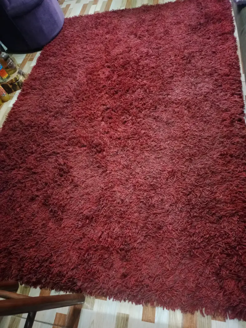 Alfombra roja peluda grande