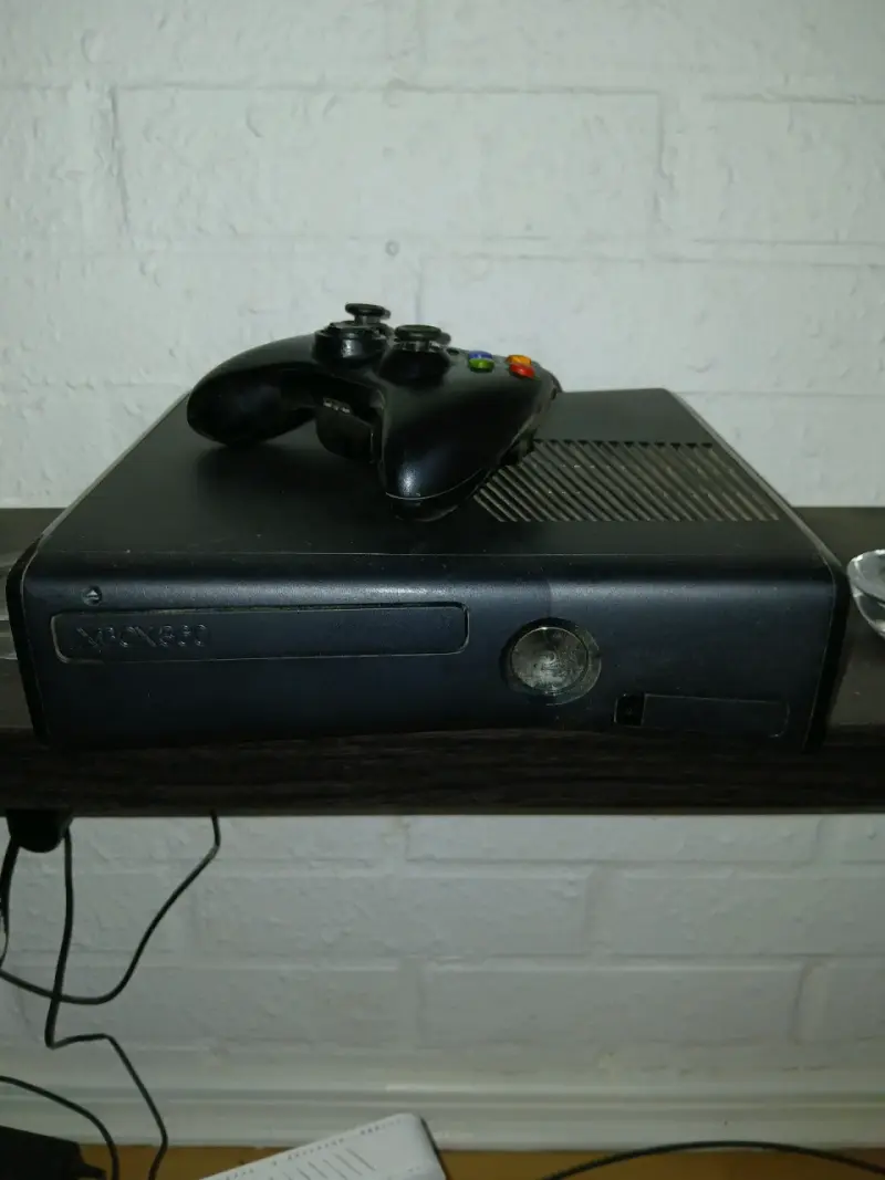 Consola Xbox 360 con control + juegos - 1