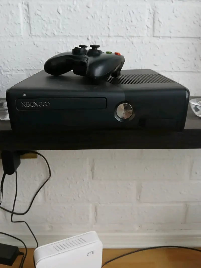 Consola Xbox 360 con control + juegos - 2