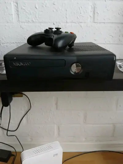 Consola Xbox 360 con control + juegos - miniatura 2