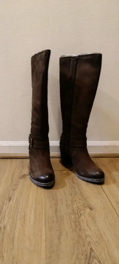 Botas altas marrones con tacón - miniatura 2