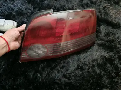 Luz trasera para auto - miniatura 2