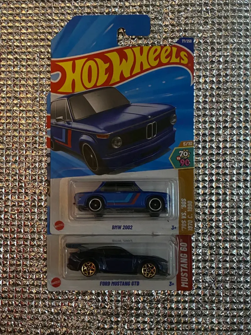 Set de autos Hot Wheels BMW y Mustang