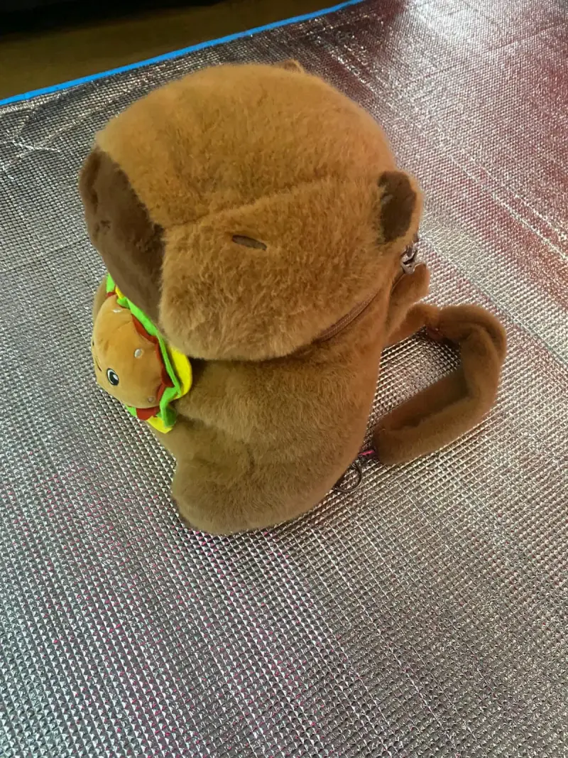 Mochila peluche café con llavero - 1