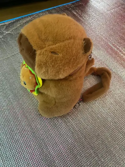 Mochila peluche café con llavero - miniatura 1