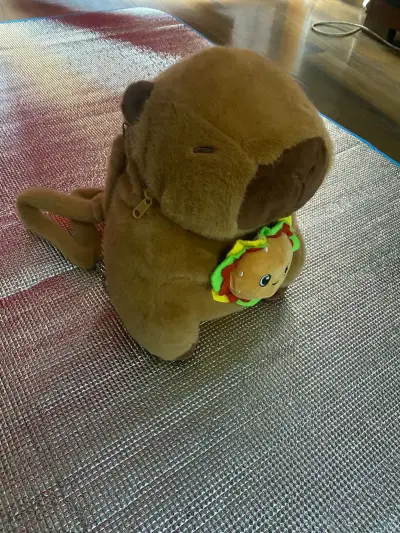 Mochila peluche café con llavero - miniatura 2