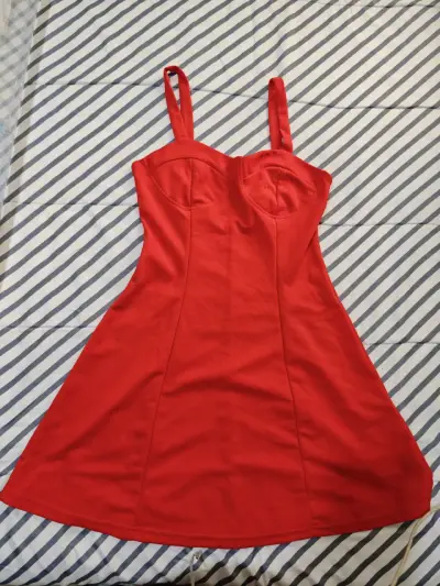 Vestido rojo elegante - miniatura 3
