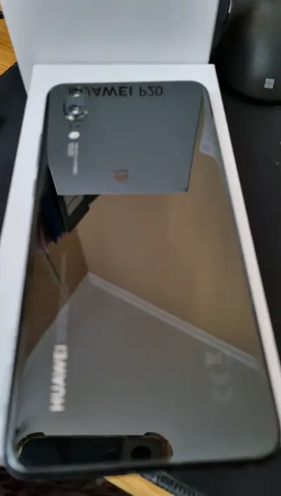 Smartphone Huawei en caja - miniatura 1