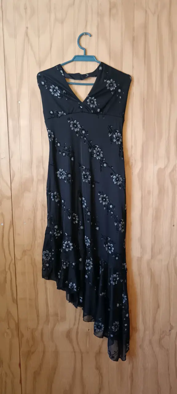 Vestido negro con estampado floral - 1