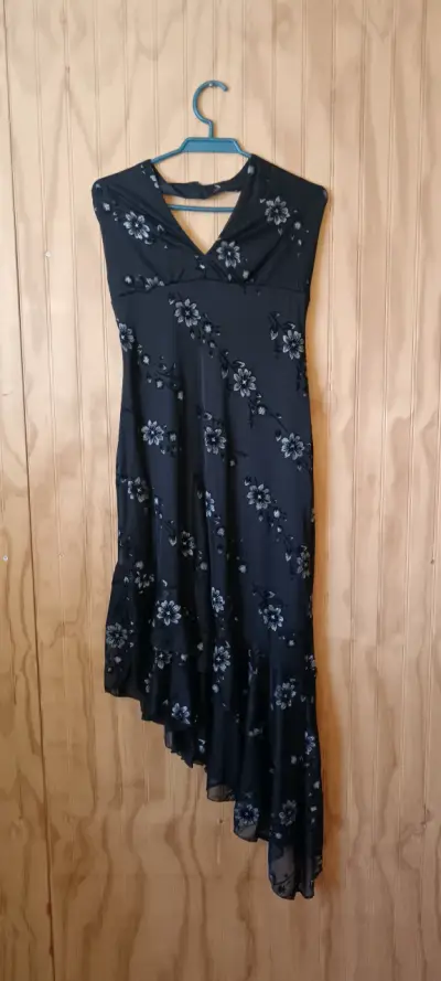 Vestido negro con estampado floral - miniatura 1