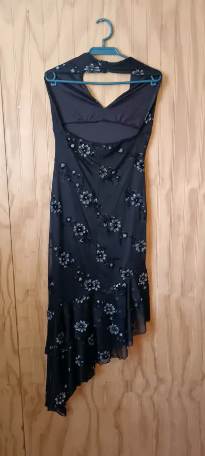 Vestido negro con estampado floral - miniatura 2