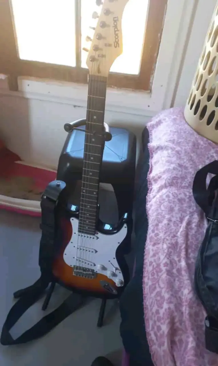 Guitarra eléctrica Scorpion + amplificador - 1